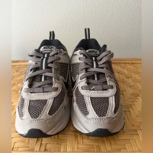 Kids Nike Vomero 5 Sneakers - Gray and Black